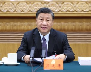 党的二十大主席团举行