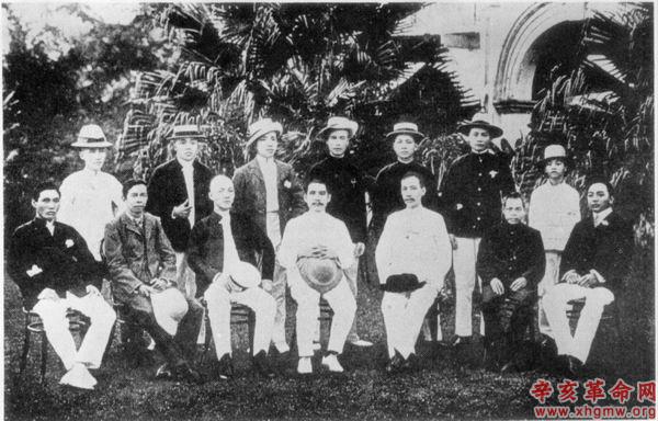 孙中山与同盟会会员合影。