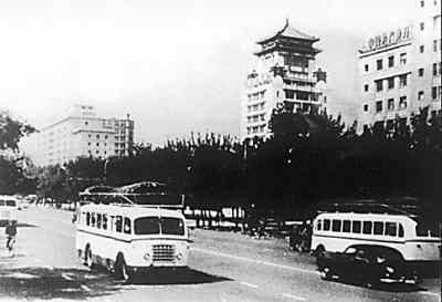 1960年长安街上背着煤气包的公共汽车