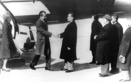 1972年2月，周恩来在北京机场迎接美国总统尼克松。
