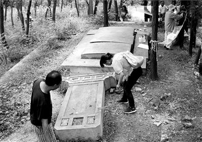民国墓碑成香山游人餐桌 热心人寻后人修墓